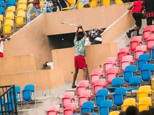 Incident au Stade Tata Raphaël : le match AS Vita Club contre Les Aigles du Congo interrompu cause des troubles.